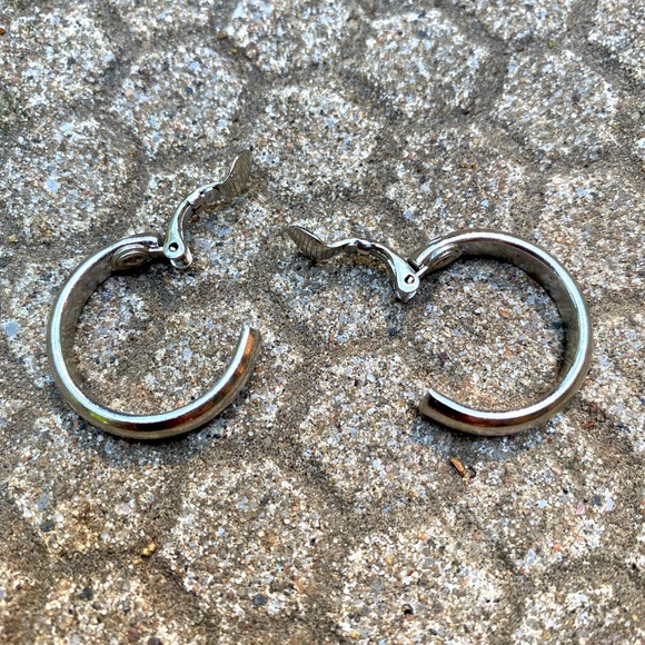 3/$25 Bundle savings💰Pair of vintage clip on hoop earrings - Picture 2 of 2